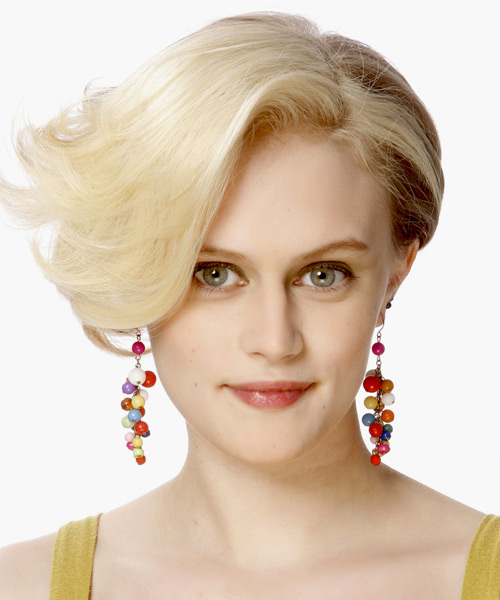 Short Light Blonde Hairstyle With Chestnut Brown Lowlights