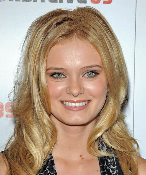 Sara Paxton Long Wavy Hairstyle